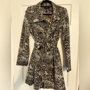 Ladies trench coat Le Chateau